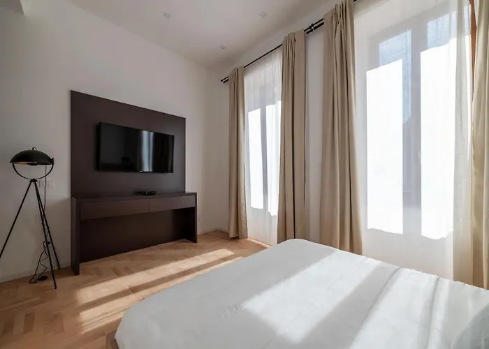 Joivy Large 6-bed With Terrace Near The Colosseum Apartament