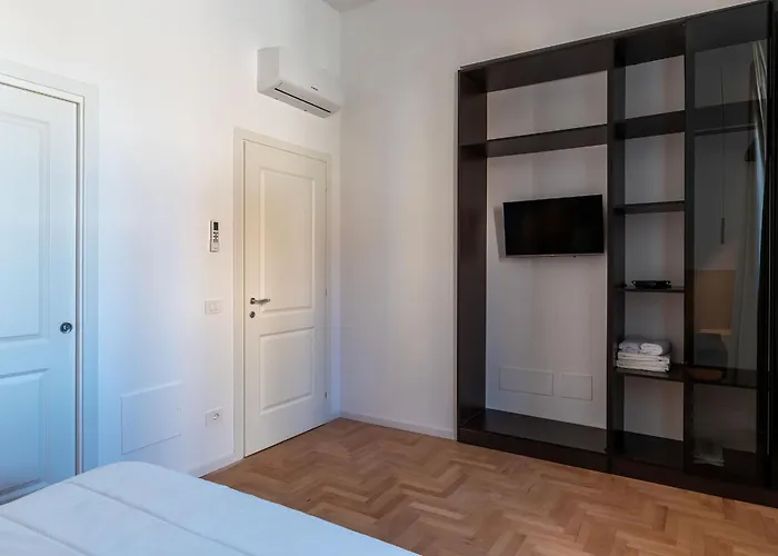 Apartament Joivy Large 6-bed With Terrace Near The Colosseum Rzym