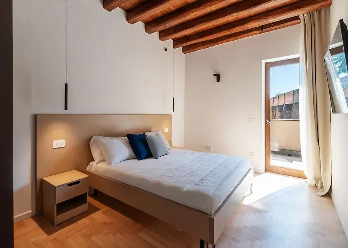 Joivy Large 6-bed With Terrace Near The Colosseum Apartament