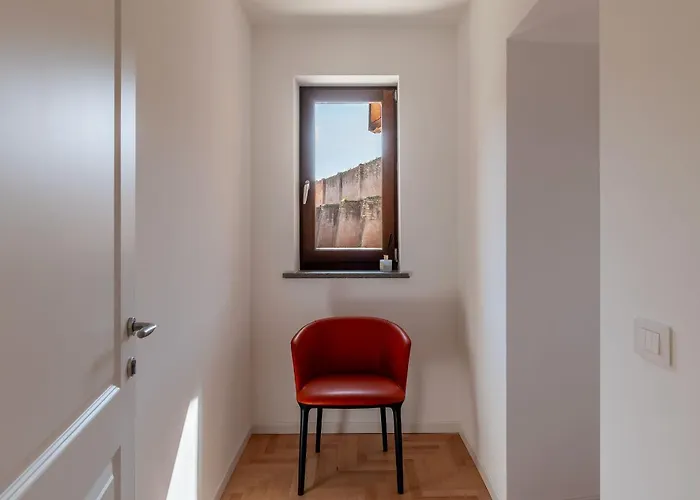 Apartament Joivy Large 6-bed With Terrace Near The Colosseum Rzym