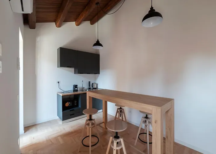 Apartament Joivy Large 6-bed With Terrace Near The Colosseum Rzym