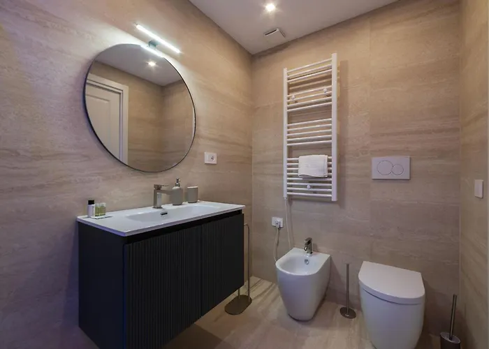Apartament Joivy Large 6-bed With Terrace Near The Colosseum Rzym