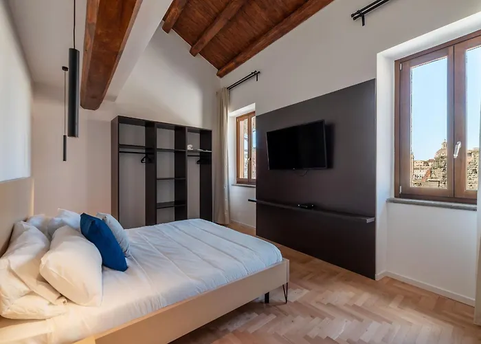 Apartament Joivy Large 6-bed With Terrace Near The Colosseum Rzym